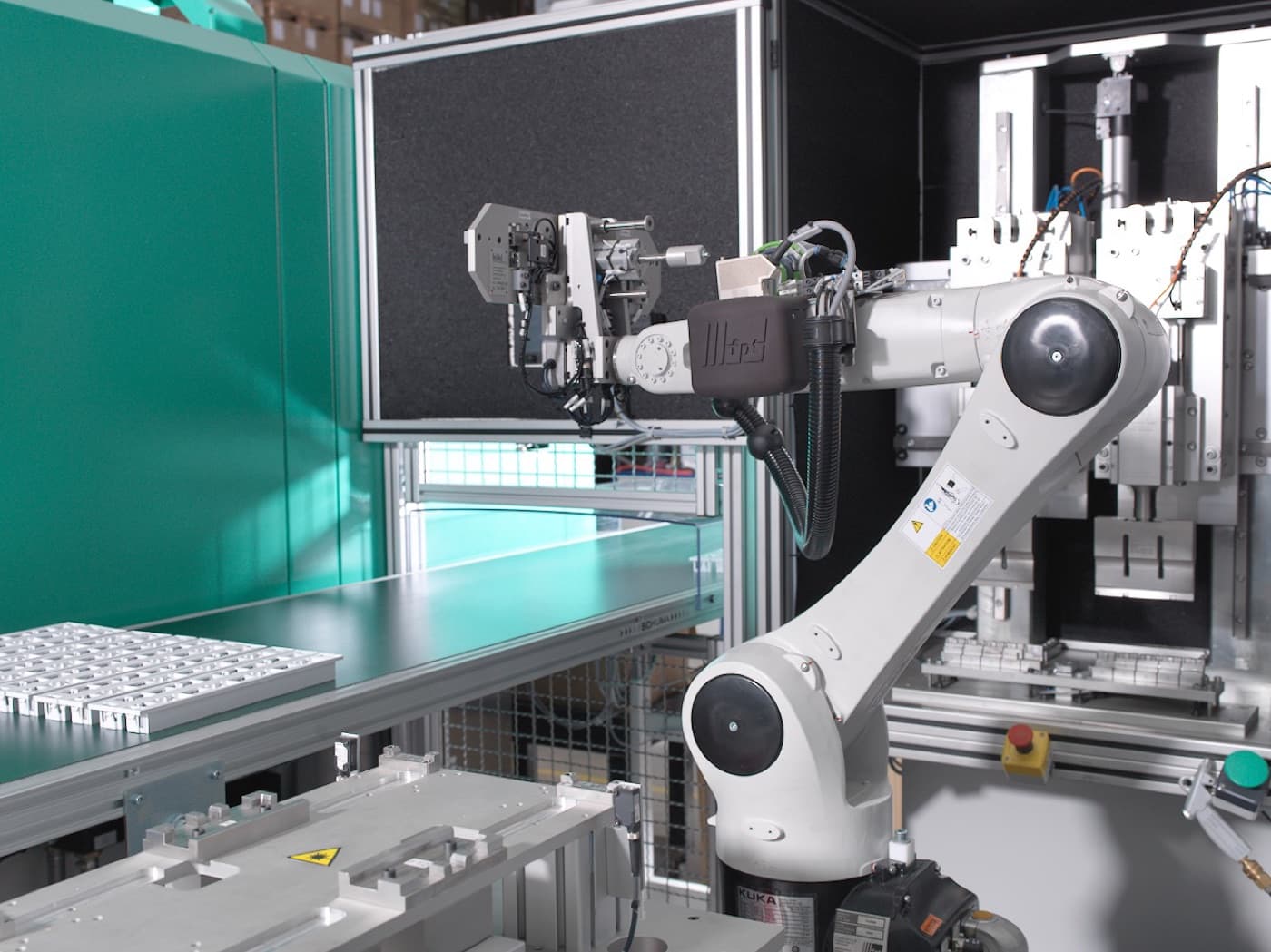 Automatisierte Fertigungszelle mit Roboter